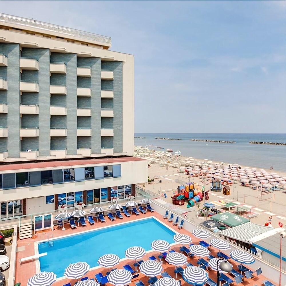 Hotel Majestic Bellaria-Igea Marina Esterno foto